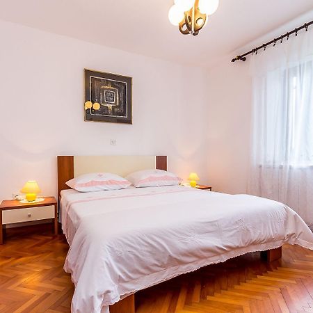 Gajana Ferienwohnung Mit Wlan, Klima, Parkplatz, Grill Und Grossem Garten Zum Fussball Spielen מראה חיצוני תמונה